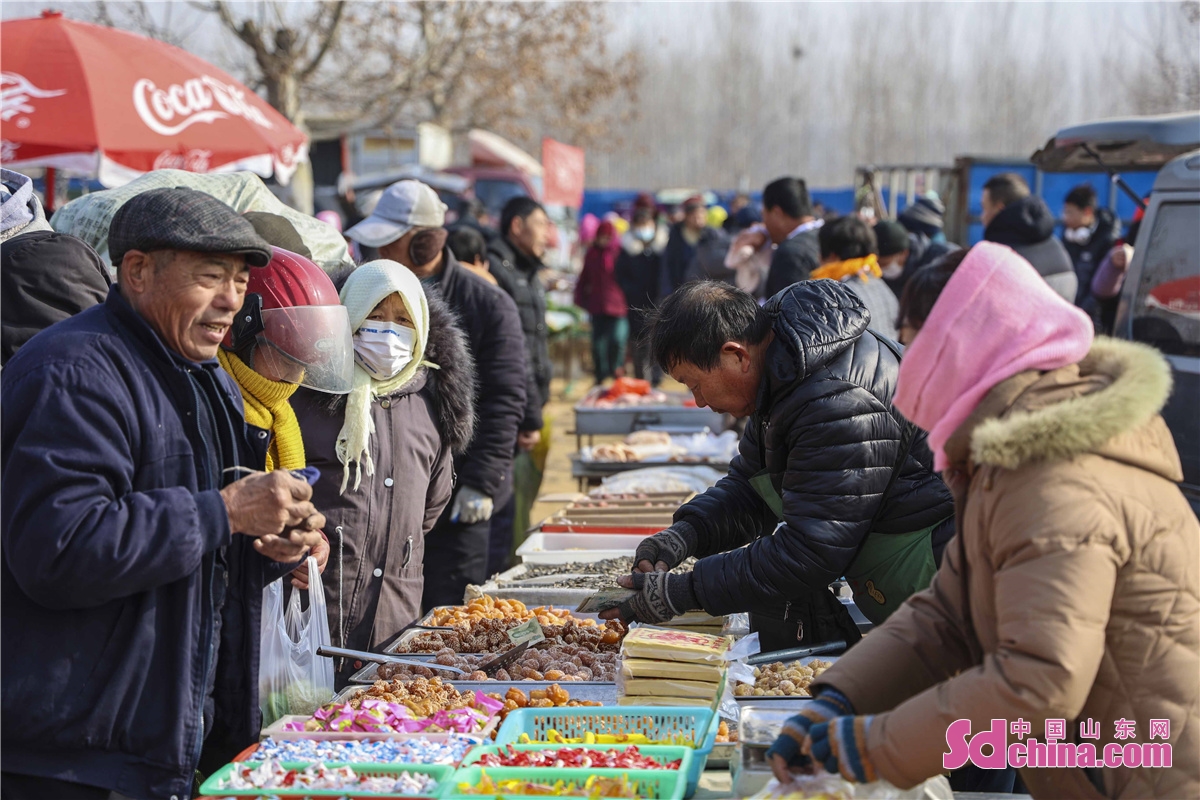 <br/>Photos show the busy and joyous scene of New Year bazaar in Baixiang, Liuwang Town, Qingdao City, where folks from nearby villages and towns come for Spring Festival special purchases.<br/>