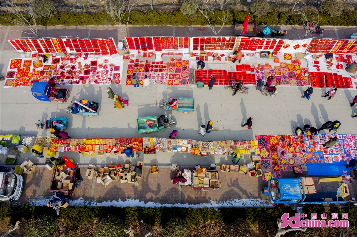 <br/>Photos show the busy and joyous scene of New Year bazaar in Baixiang, Liuwang Town, Qingdao City, where folks from nearby villages and towns come for Spring Festival special purchases.<br/>