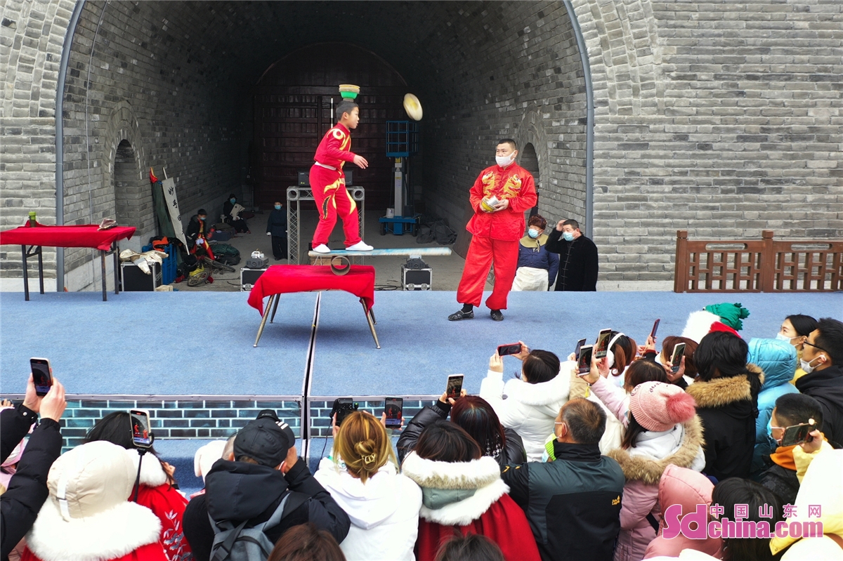 As the Spring Festival approaches, Huayi Brothers (Jinan) Movie Town has prepared a cultural feast for tourists, presenting dragon dance, lion dance, stilt walking, shadow play, acrobatics, and other various performances.<br/>　　