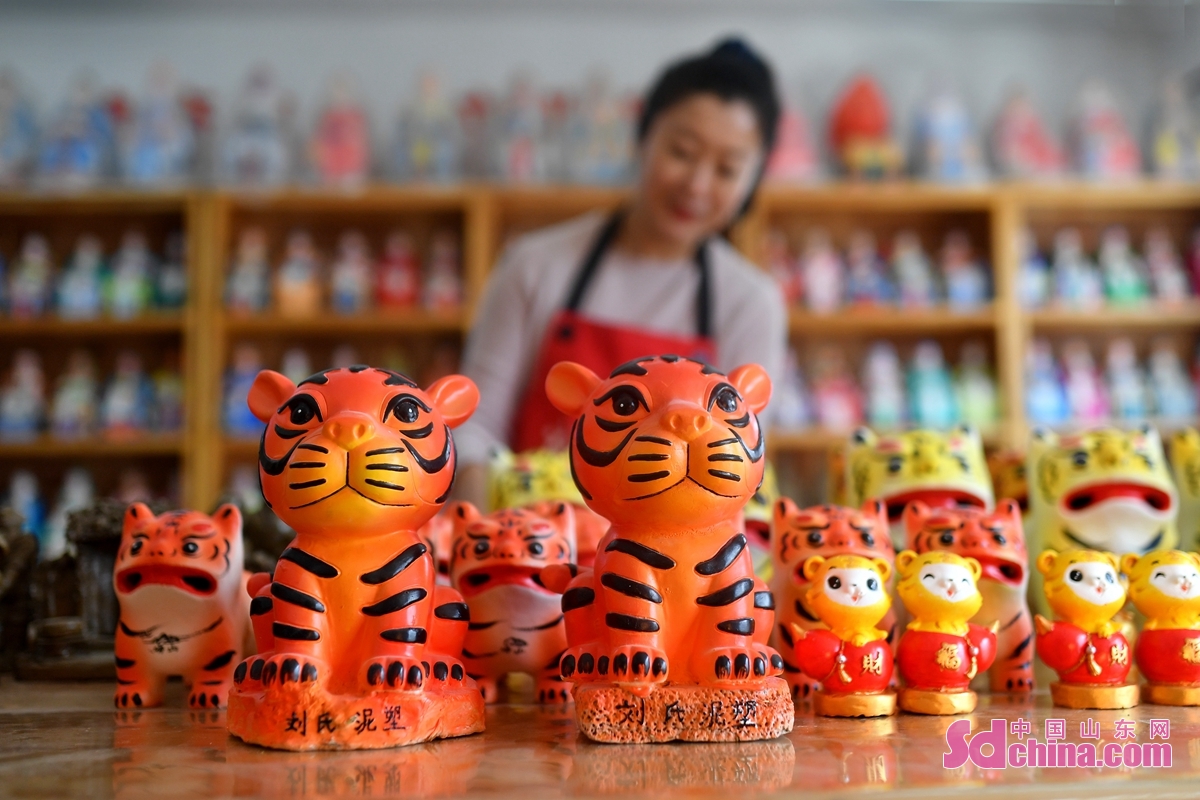 <br/>　　在青岛市城阳区河套街道，刘梅玲为虎年春节创意出的虎年系列泥塑作品。<br/>