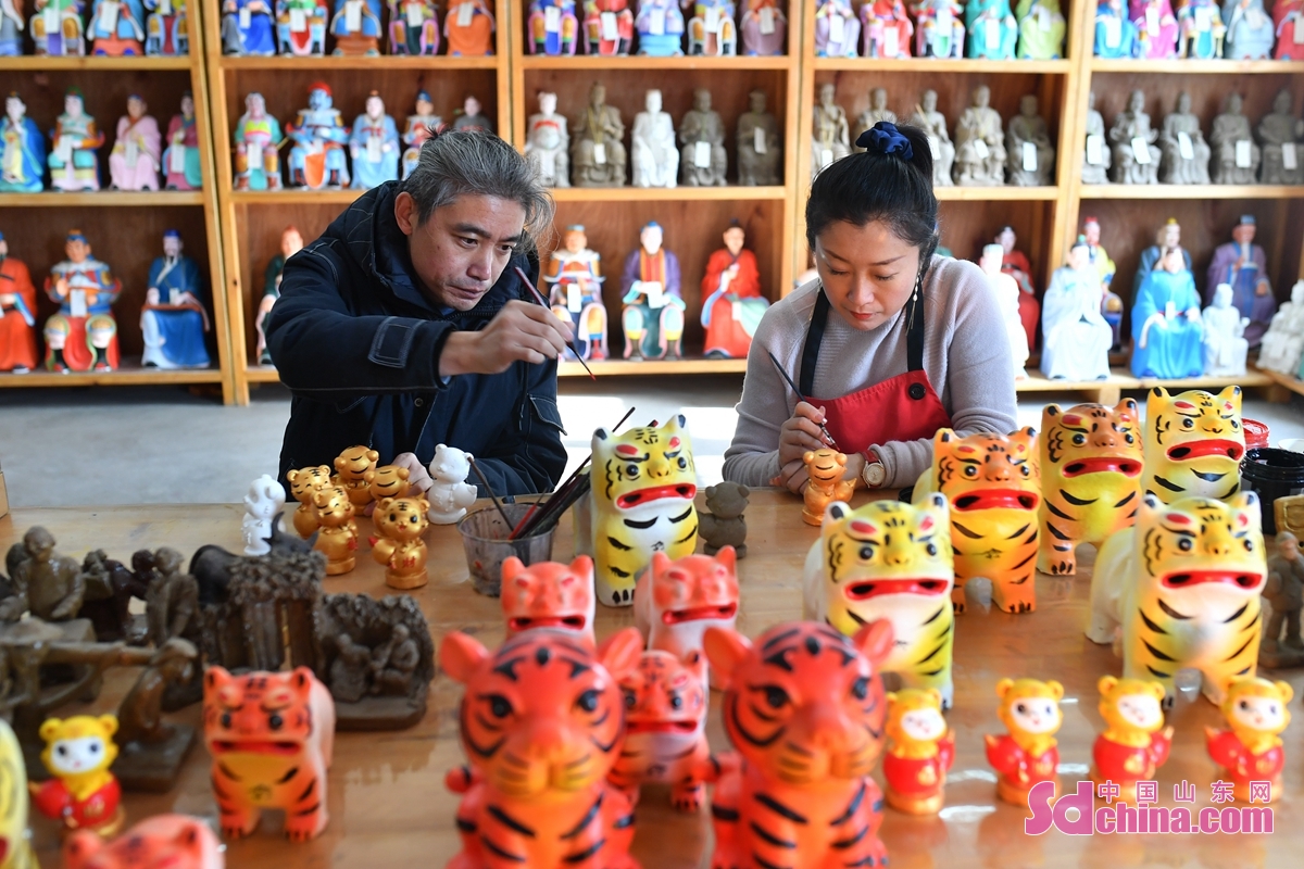 <br/>　　在山东省青岛市城阳区河套街道，刘梅玲与弟弟一起创作虎年系列泥塑作品。<br/>
