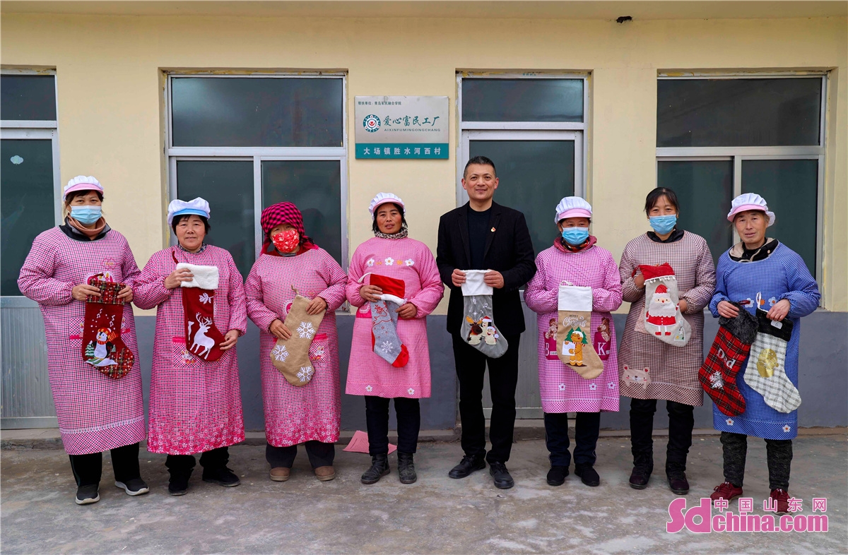 <br/>On January 5, 2022, rural women workers are processing hair ties and cloth boots in the people-benefiting factory in Shengshuihe Village, Dachang Town, West Coast New Area, Qingdao City. The factory solved the problem of rural women's employment in the neighborhood, promoting rural revitalization.<br/>