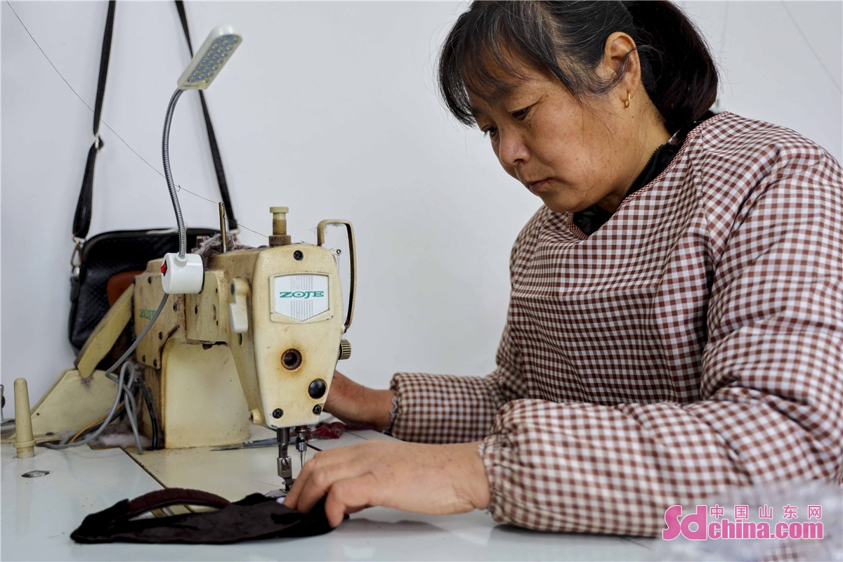  <br/>On January 5, 2022, rural women workers are processing hair ties and cloth boots in the people-benefiting factory in Shengshuihe Village, Dachang Town, West Coast New Area, Qingdao City. The factory solved the problem of rural women's employment in the neighborhood, promoting rural revitalization.<br/>
