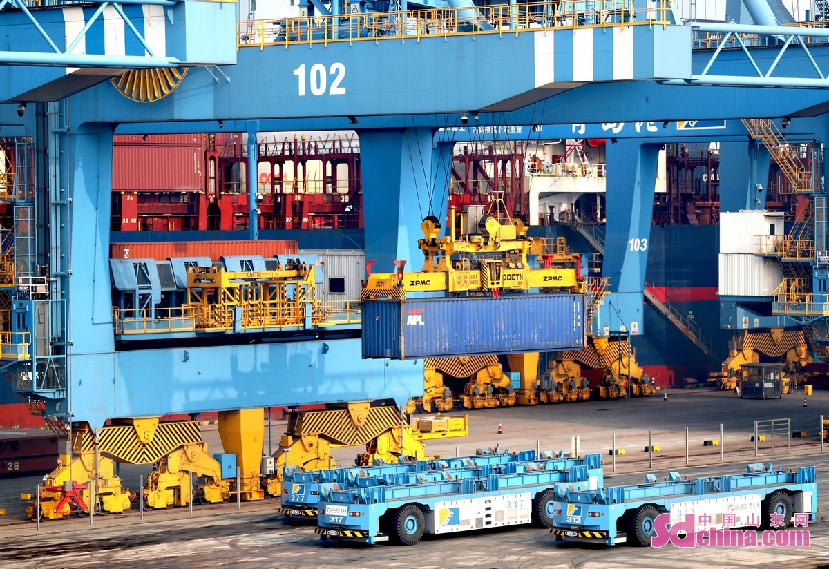 <br/>　　1月6日，在山东港口青岛港全自动化码头，一艘货轮在装载货物。<br/>　　