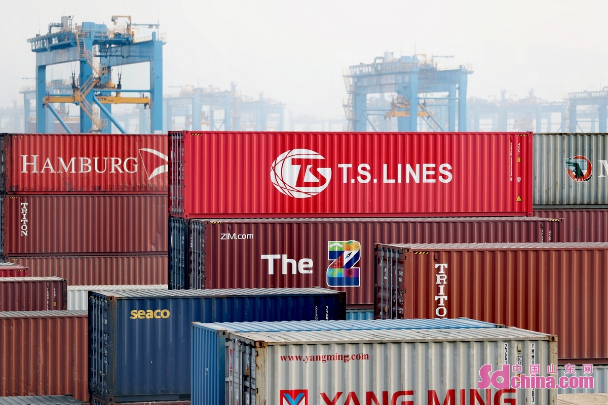 <br/>　　1月6日，在山东港口青岛港全自动化码头，高速轨道吊在集装箱堆场快速地往来穿梭。<br/>　　