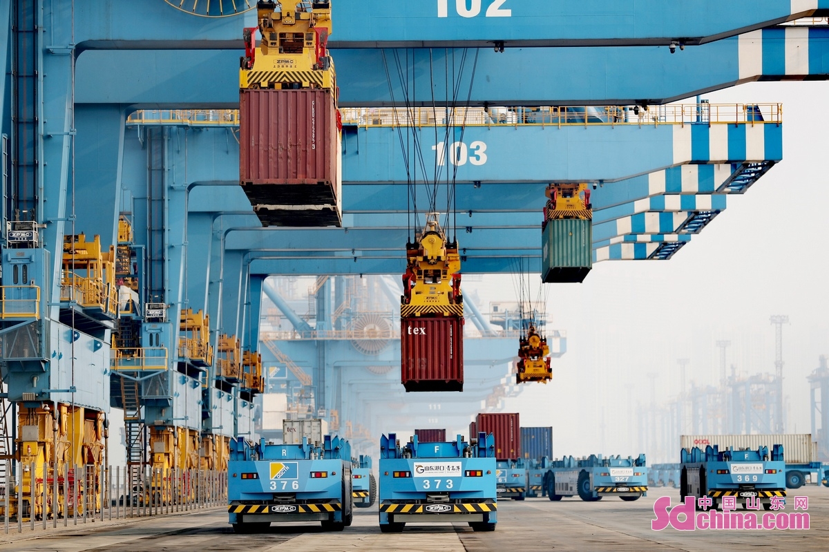 <br/>　　1月6日，在山东港口青岛港全自动化码头，自动导引车在码头上快速运送货物。<br/>　　