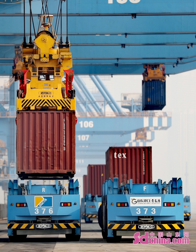 <br/>　　1月6日，在山东港口青岛港全自动化码头，自动导引车在码头上快速行进。 