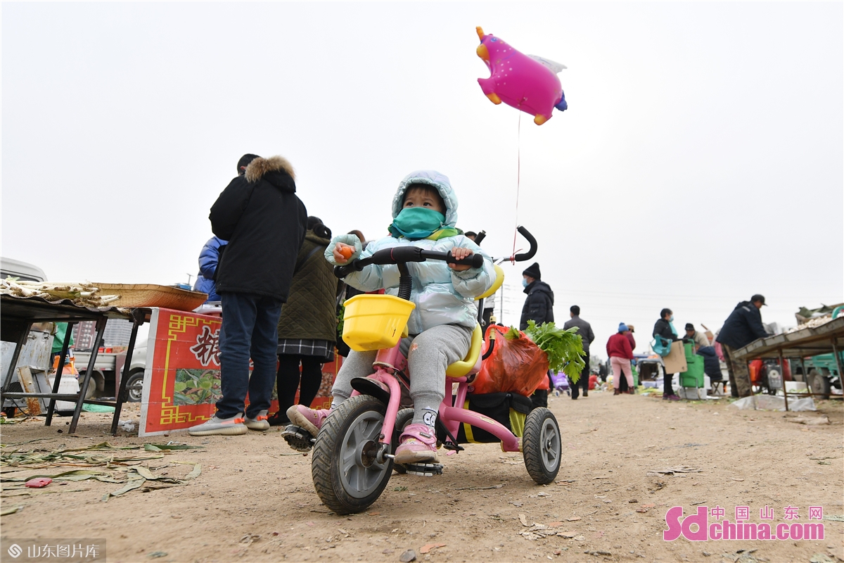 Residents in Qingdao, China&rsquo;s Shandong province are seen buying Spring Festival couplets and special purchases for the Spring Festival on the first New Year bazaar. Every year before the Spring Festival, people flock to the bazaar, which has a history of more than 300 years, to buy goods for the Spring Festival.<br/>