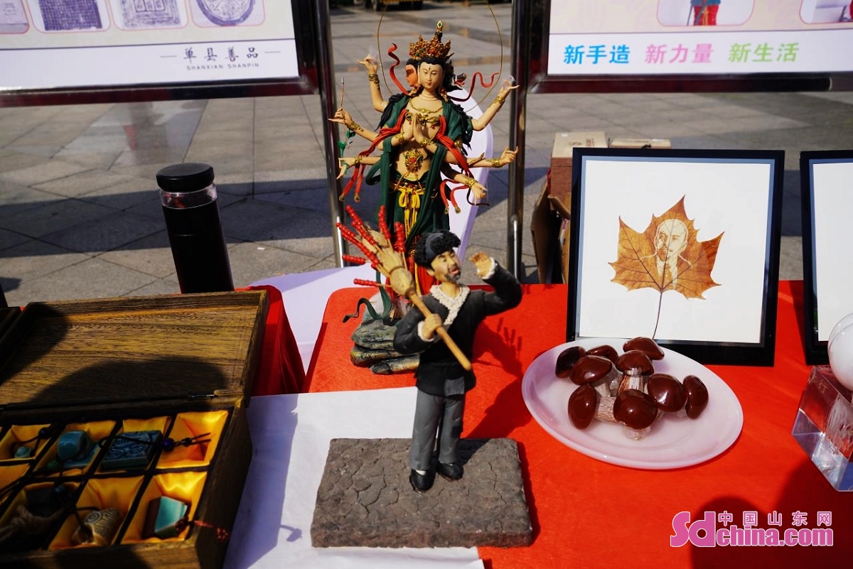<br/>  <br/>Handicrafts of root carving, leaf carving, paper cutting, dough sculpture and rubbings were exhibited at a nonprofit bazaar in Heze, E China&rsquo;s Shandong province. Many of these techniques have developed into industries with considerable scale.