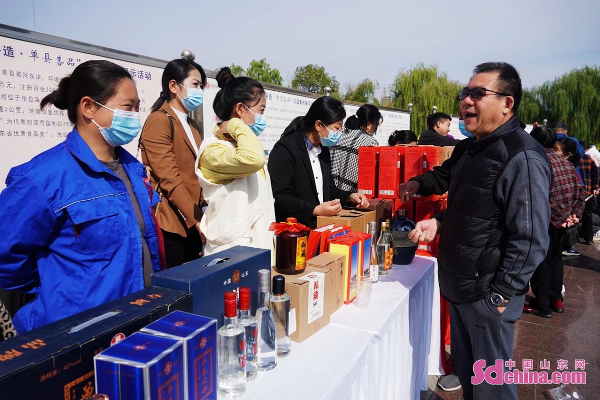 <br/>  <br/>Handicrafts of root carving, leaf carving, paper cutting, dough sculpture and rubbings were exhibited at a nonprofit bazaar in Heze, E China&rsquo;s Shandong province. Many of these techniques have developed into industries with considerable scale.<br/>