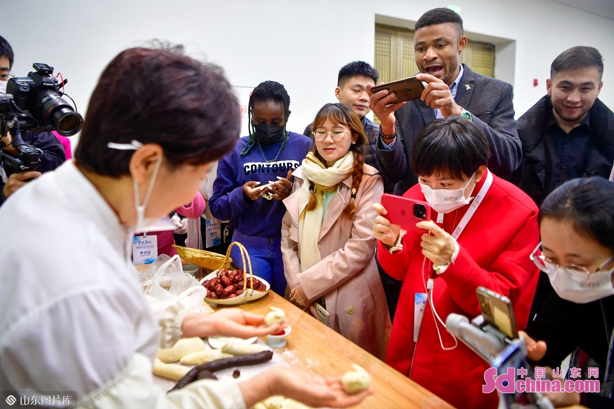 <br/>  <br/>The exquisite Kong Family Pastry drew the attention of the members of the study group.<br/>