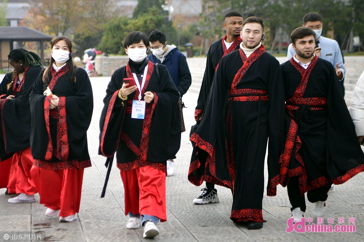 <br/>　　「どうも、孔子｜Hi，Confucius｣国際ネット人気者尼山研学メンバーたちは漢服を着ている姿。<br/>　　