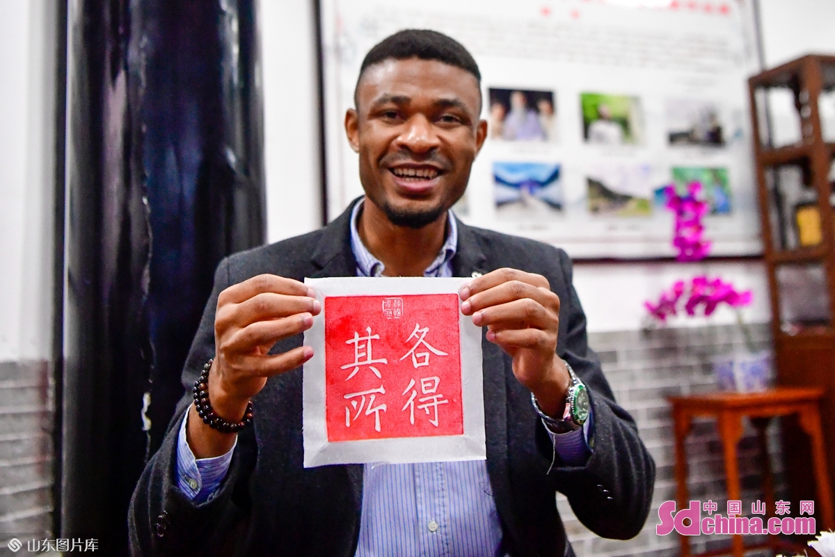 <br/>A foreigner shows his rubbings work.<br/>The &ldquo;Hi, Confucius&rdquo; International Online Influencers&rsquo; Study Tour in Nishan kicked off on Friday in Qufu of Jining City, China&rsquo;s Shandong province. Young people from Kenya, Myanmar, Nigeria, Tajikistan, Uzbekistan and other countries, together with their Chinese counterparts, made a study tour to explore the footprints of Confucius in his hometown and promote understanding of profound Confucian culture. In the Mansion and Temple of Yan Hui attractions, those youth people experienced such traditional Chinese skills as rubbings, seal cutting, archery and bow and arrow making.<br/>