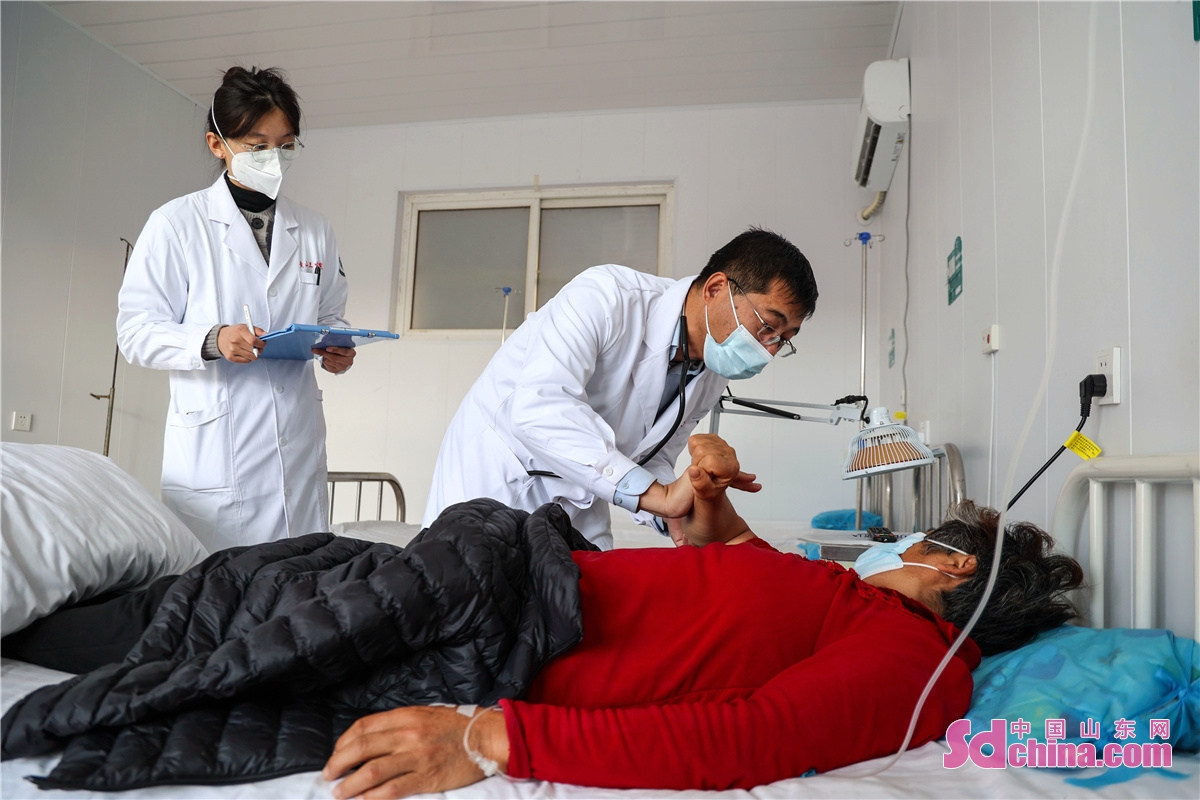 <br/>Villagers get diagnosis and treatment in the clinic in Xu Village in Qingdao, China&rsquo;s Shandong. The village has purchased additional medical insurance for each of its more than 1,000 villagers at 50 yuan a year, to solve the last-mile problem in the difficulty of getting medical service. (Photo by Han Jiajun)<br/>