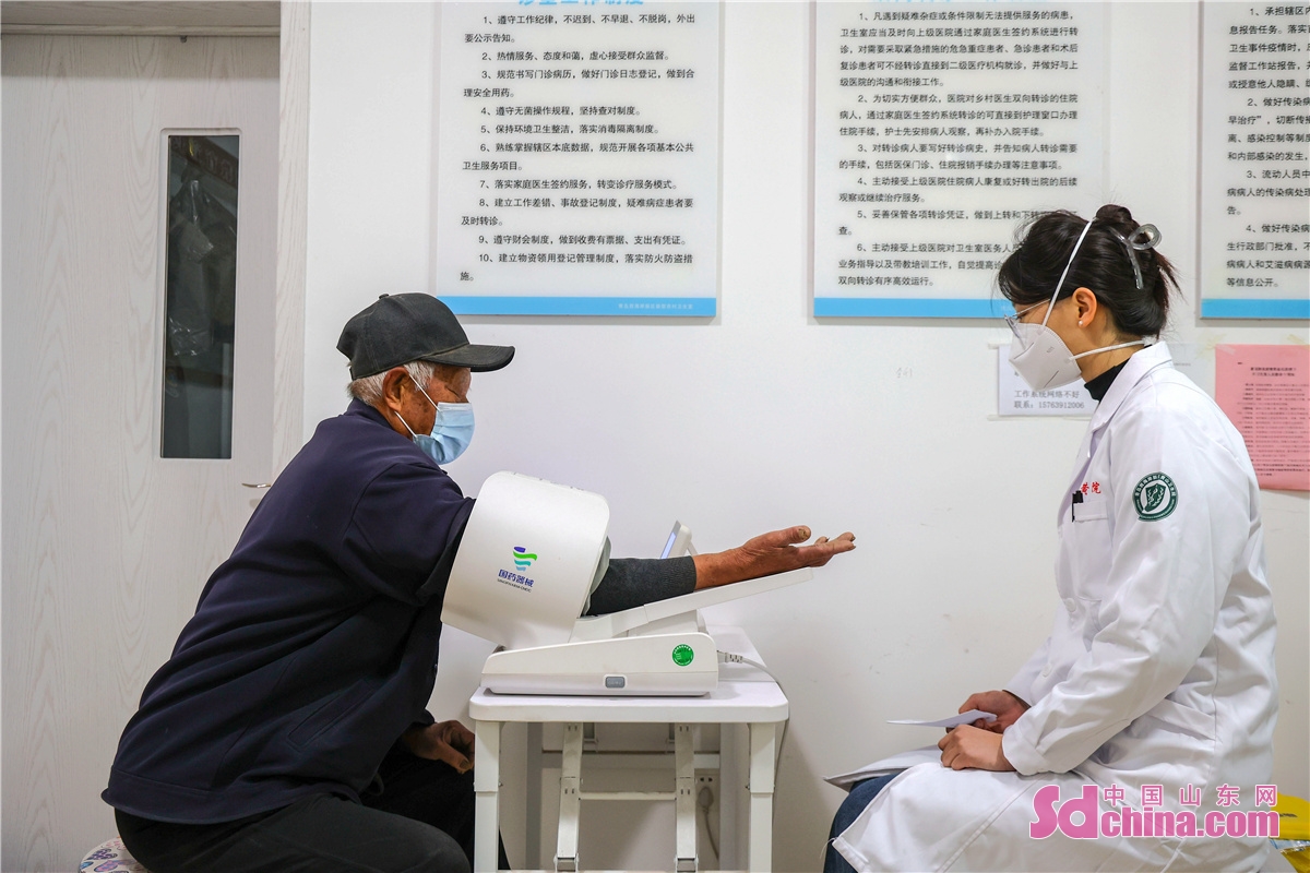 <br/>　　2020年から、青島西海岸新区の徐村診察室は改築され、診察室の部屋、人員、医療設備などはグレードアップされた。農民たちはより安全、効果のある、便利、安い公共衛生と基本医療サービスを提供している。徐村と上級衛生院は協力し、衛生院から毎日10人の医者は徐村診察室に出て、農民たちに診療サービスを提供している。また、徐村は1000人の農民に付加医療保険を購入し、群衆の診察難を解決した。（撮影：韓加君）<br/>　　