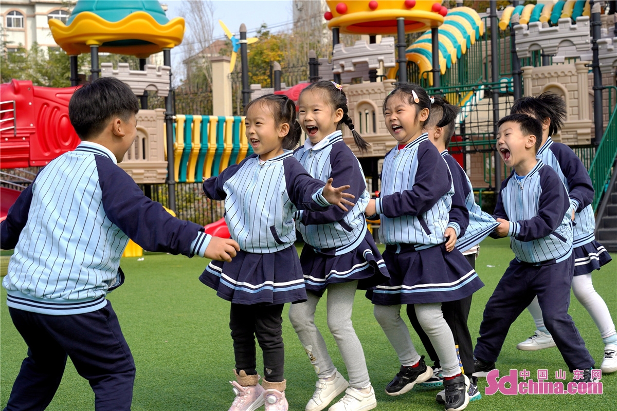 <br/>　　2022年11月1日，在山东省青岛市李沧区青峰路幼儿园，小朋友们进行老鹰抓小鸡游戏。张鹰 摄