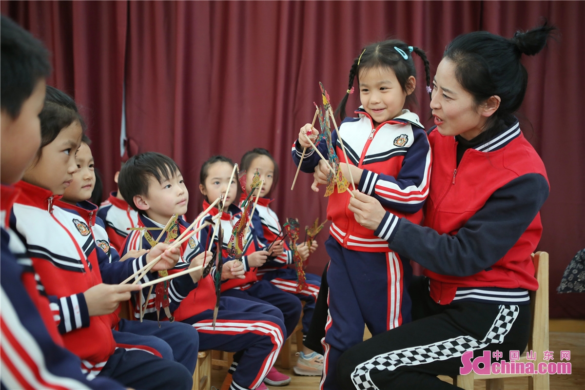 <br/>　　2022年11月2日，在山东省青岛市李沧区金川路幼儿园，小朋友学习皮影戏表演。张鹰 摄