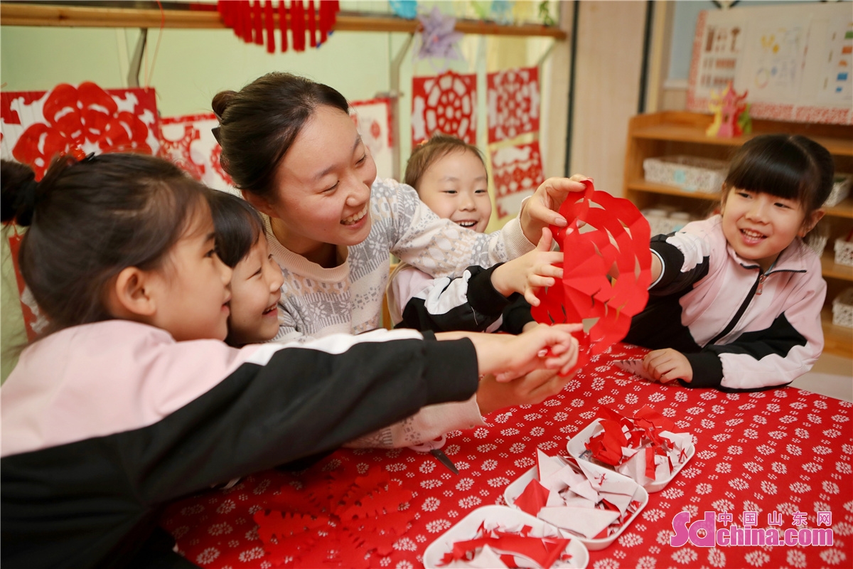 <br/>　　2022年11月2日，在山东省青岛市李沧区金川路幼儿园，小朋友学习剪纸。张鹰 摄<br/>