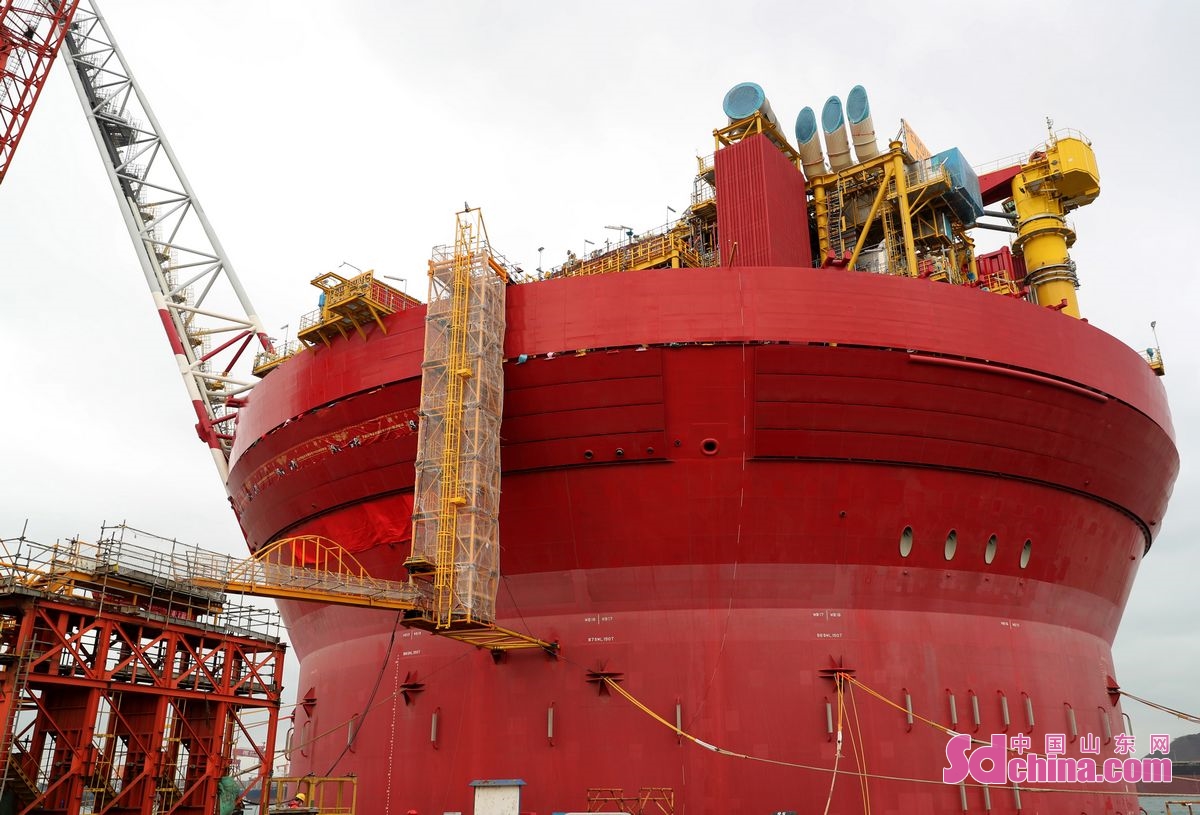 <br/>　　11月29日，我国建造的最大圆筒型浮式生产储卸油装置在青岛西海岸新区交付。(张进刚  摄）<br/>　　