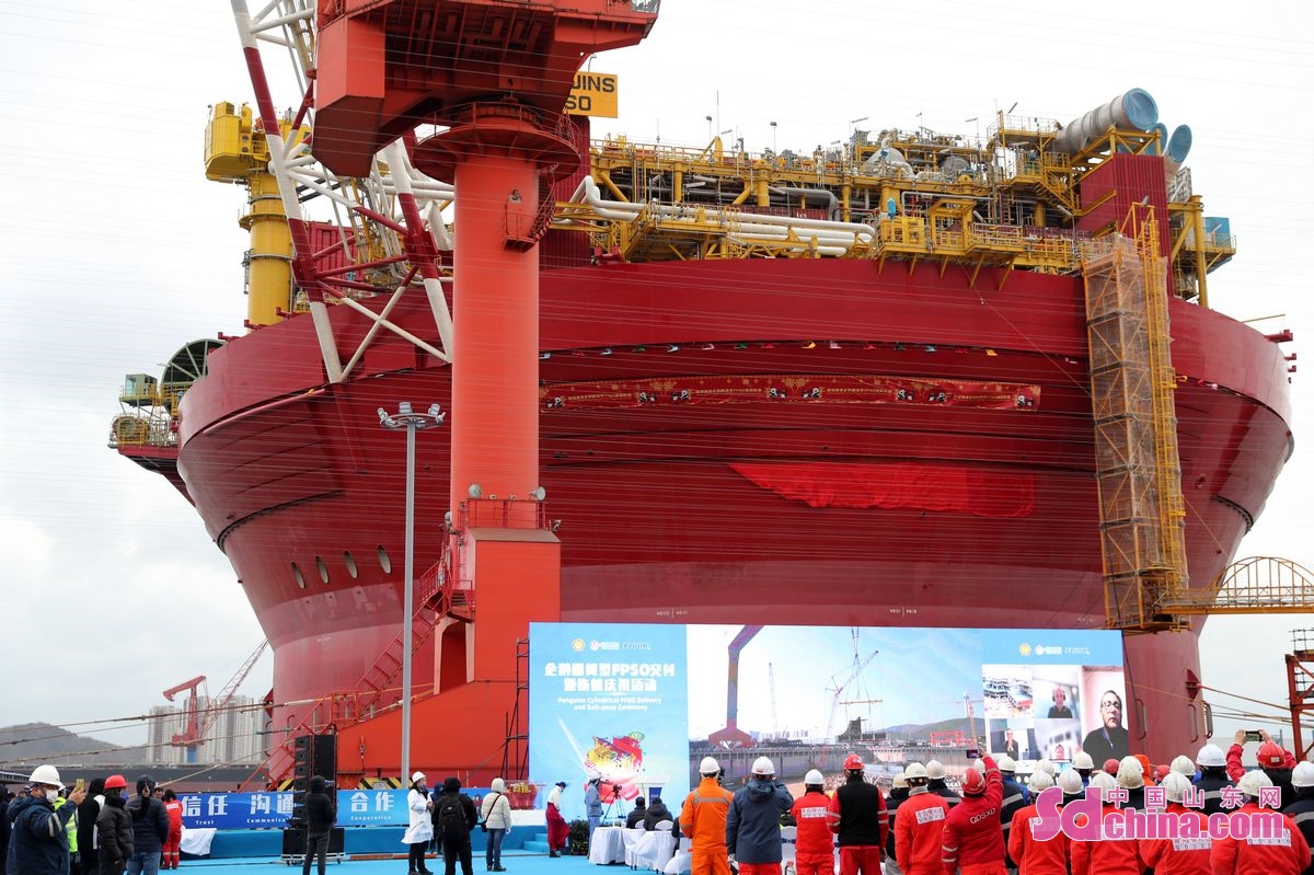 <br/>　　11月29日，我国建造的最大圆筒型浮式生产储卸油装置在青岛西海岸新区交付。(张进刚  摄)<br/>　　