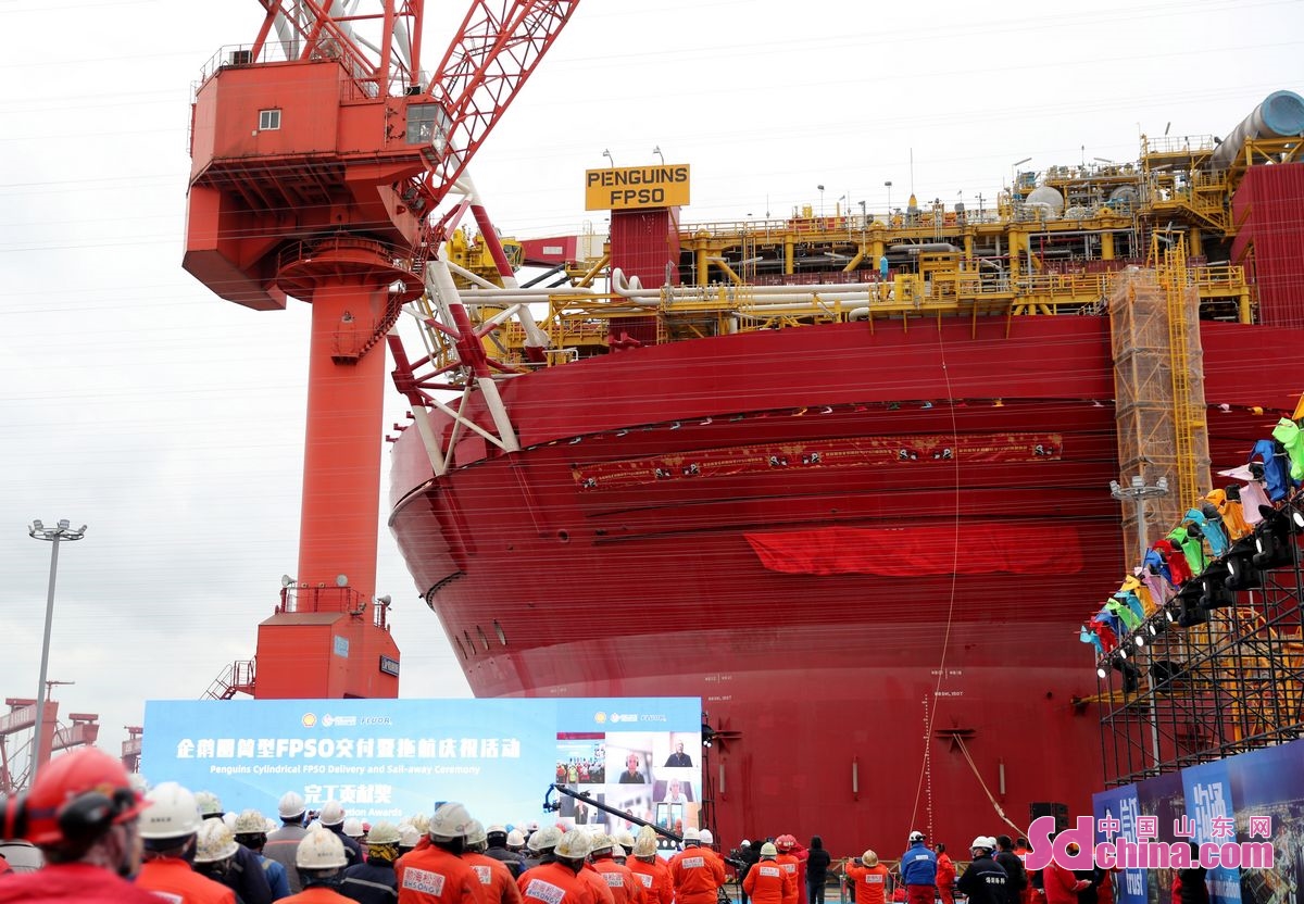 <br/>　　11月29日，我国建造的最大圆筒型浮式生产储卸油装置在青岛西海岸新区交付。(张进刚  摄)