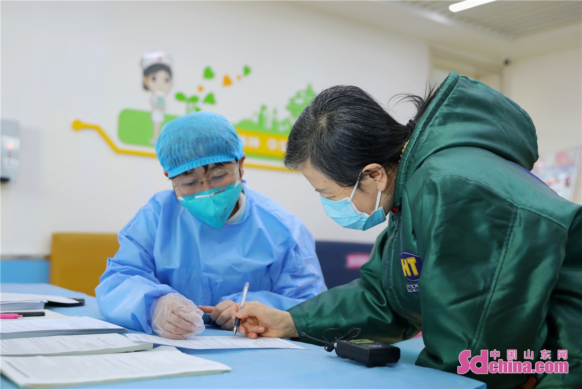 <br/>　　2022年12月15日、山東省青島市李滄区永清路コミュニティ衛生サービスセンターで、市民は吸入式新型コロナウイルスワクチンの接種を始めた。<br/>　　
