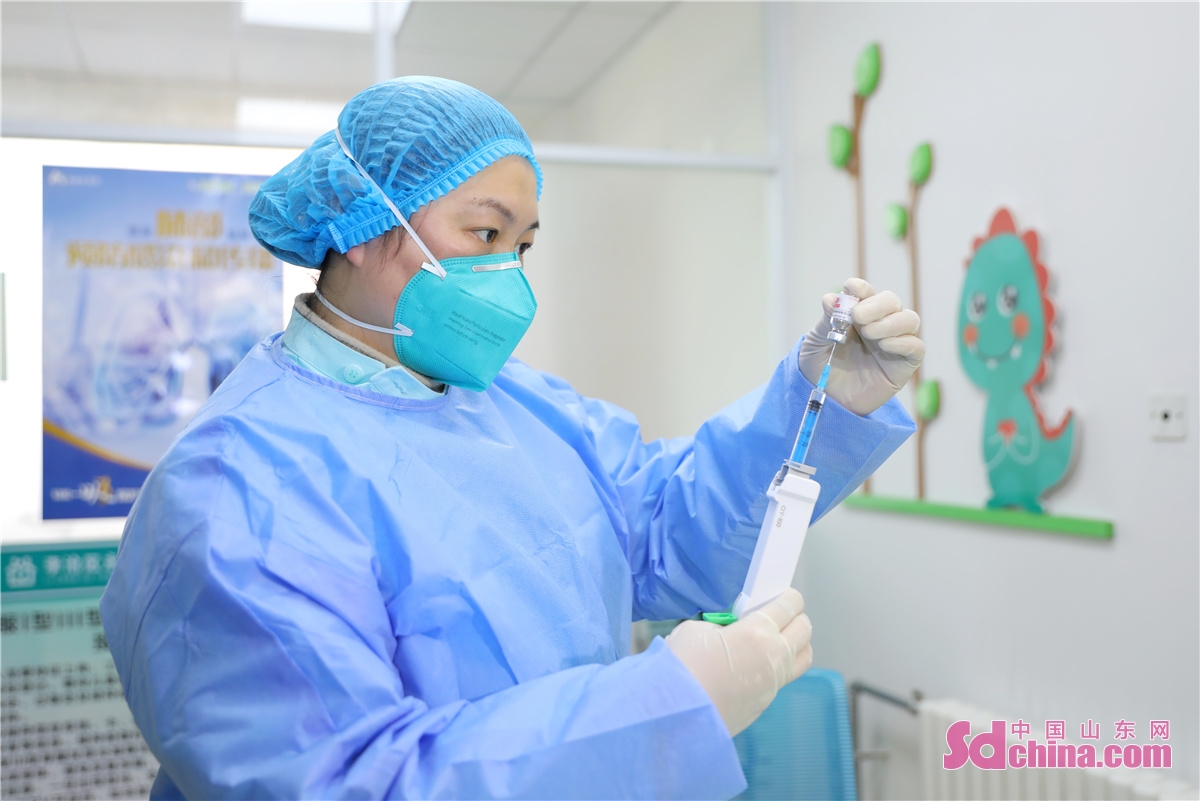 <br/>　　2022年12月15日、山東省青島市李滄区永清路コミュニティ衛生サービスセンターで、市民は吸入式新型コロナウイルスワクチンの接種を始めた。<br/>　　