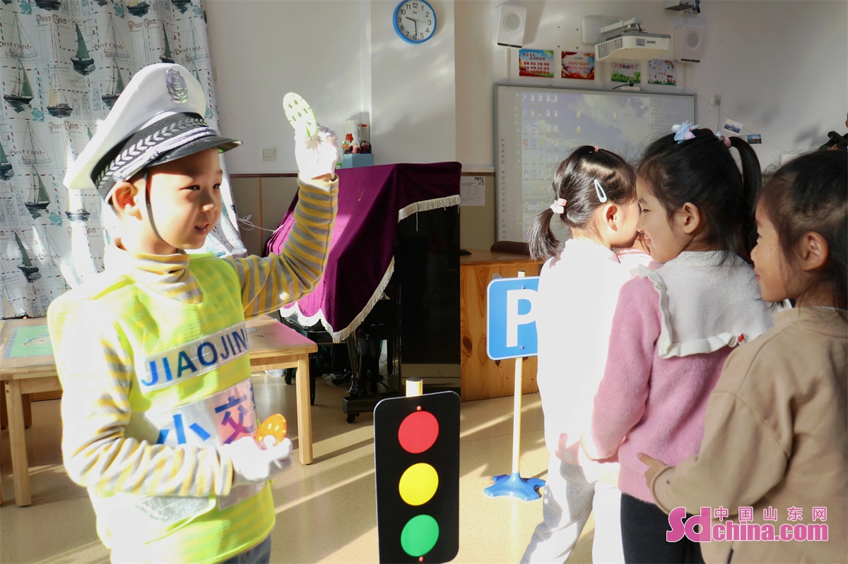 <br/>　　2022年12月1日，在山东省青岛市李沧区奇峰路幼儿园，小朋友们体验正确通过斑马线情景游戏。刘嘉程 摄