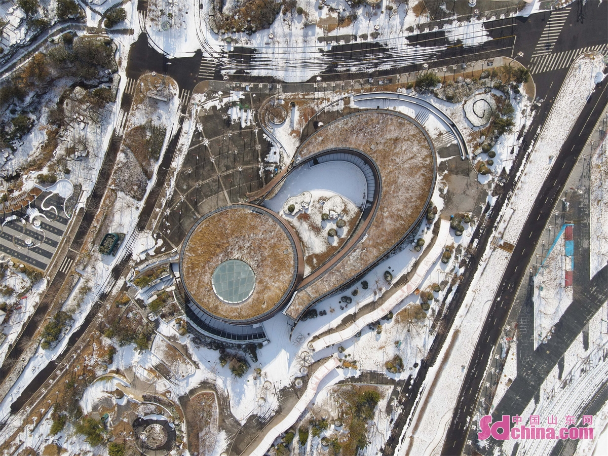 <br/>　　2022年12月22日、山東省青島市李滄区世博園は雪化粧が施されて、「童話の世界」にいるかのようだった。<br/>　　
