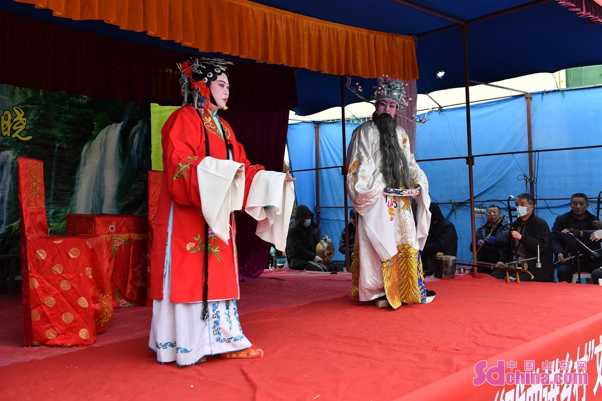 <br/>　　在青岛市城阳区河套街道尚家沟社区，演员正在表演当地传统戏曲柳腔《彩楼记》。<br/>