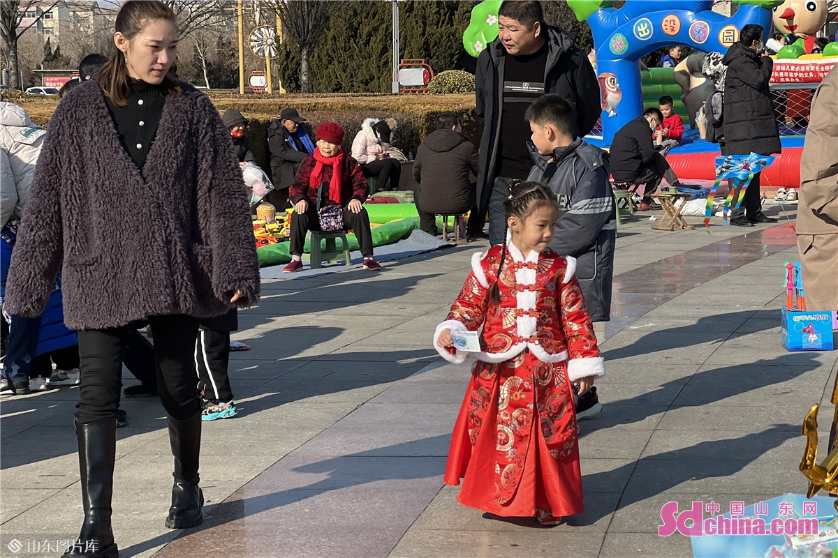               <br/>今天是大年初二，天气晴朗，不少市民带着孩子走出家门，在家门口喜过新年。下午，记者在潍坊滨海广场看到，游人如织、欢声笑话，各种游客项目人气爆棚&hellip;&hellip;市民沉浸在过大年的幸福里。<br/>