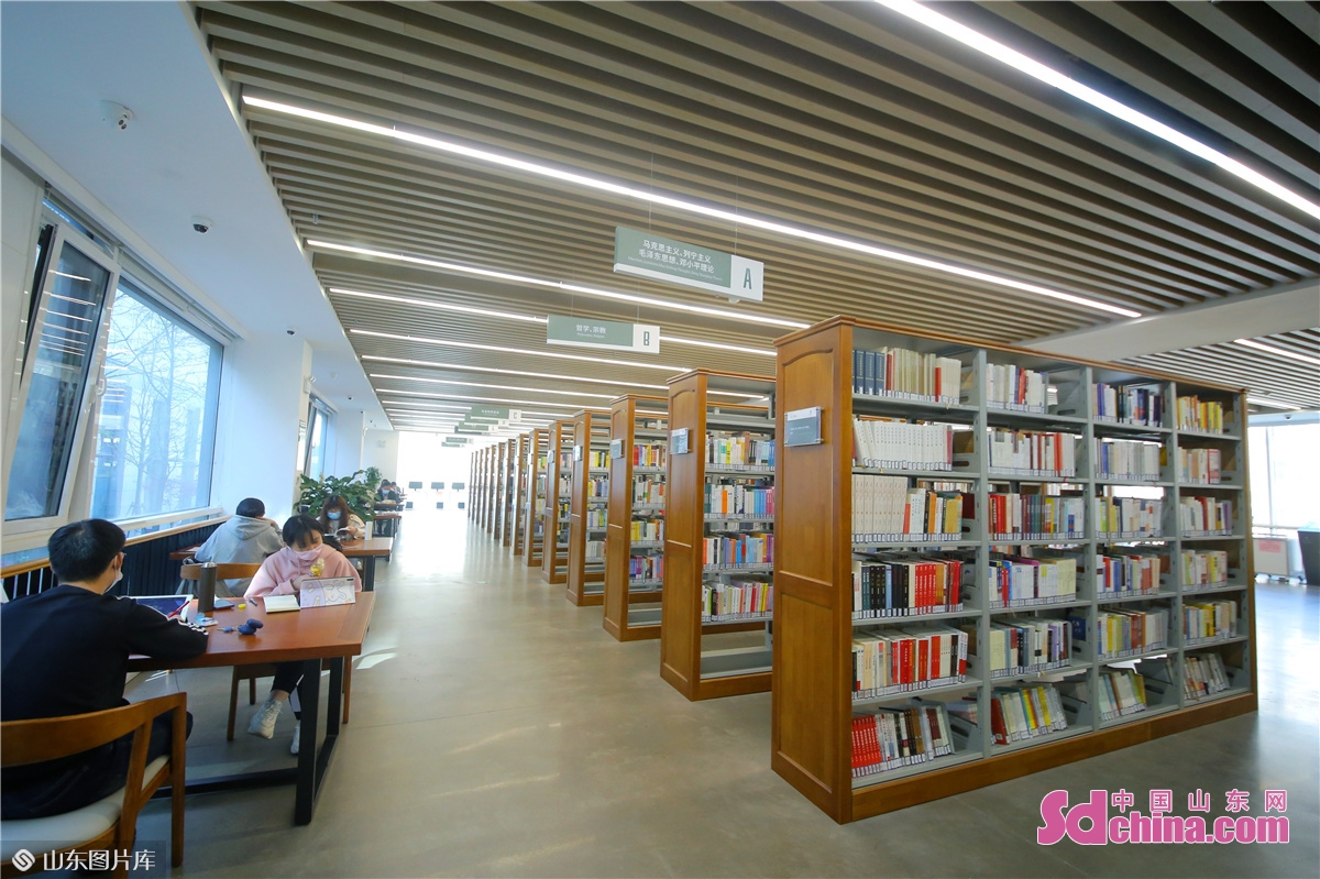 People are seen enjoying their weekends at the library in Licang District in Qingdao, China&rsquo;s Shandong Province on April 16, 2022. (Photo by Zhang Ying)<br/>