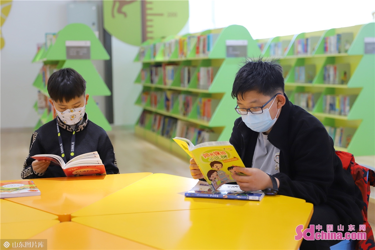 People are seen enjoying their weekends at the library in Licang District in Qingdao, China&rsquo;s Shandong Province on April 16, 2022. (Photo by Zhang Ying)<br/>