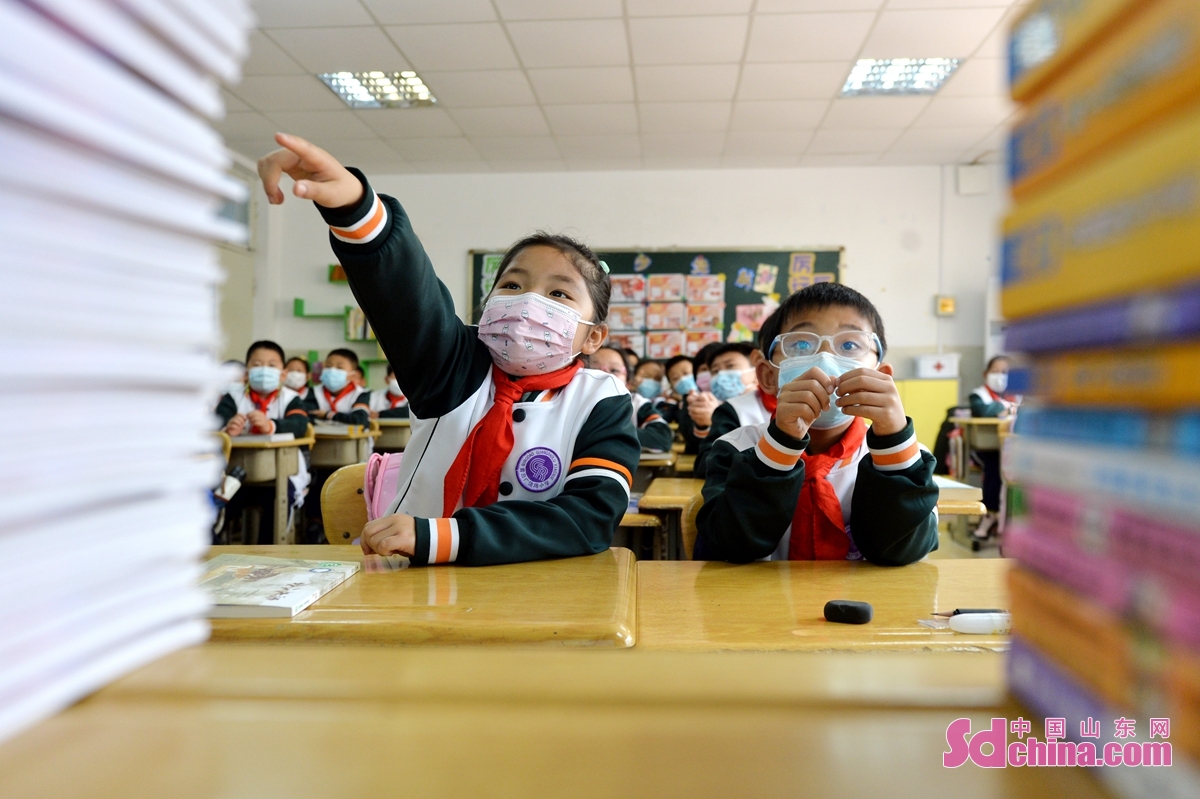 Students are seen reading books in Qingdao, China&rsquo;s Shandong province. Guangrao Road Primary School in Qingdao has launched a series of reading activities to mark the 27th World Book Day. (Photo by Han Jiajun)<br/>