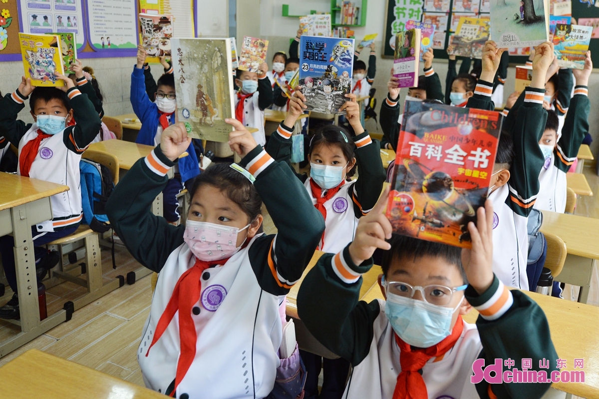 Students are seen reading books in Qingdao, China&rsquo;s Shandong province. Guangrao Road Primary School in Qingdao has launched a series of reading activities to mark the 27th World Book Day. (Photo by Han Jiajun)