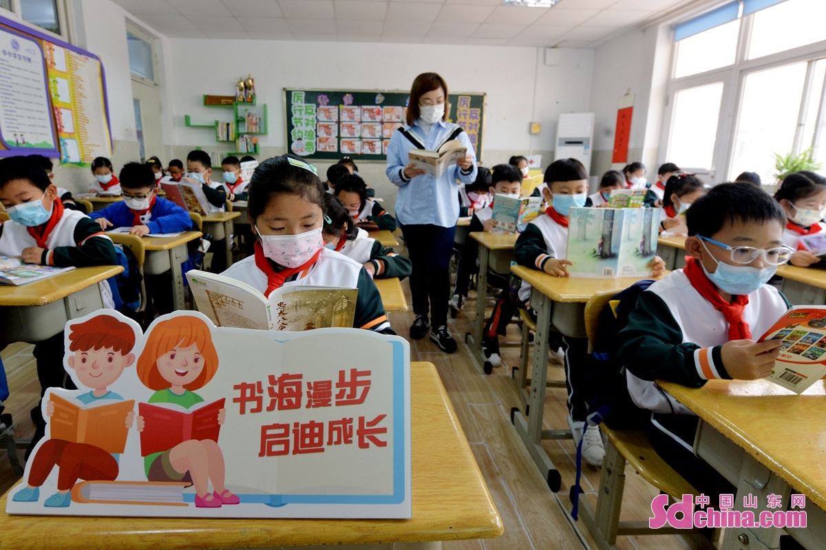 Students are seen reading books in Qingdao, China&rsquo;s Shandong province. Guangrao Road Primary School in Qingdao has launched a series of reading activities to mark the 27th World Book Day. (Photo by Han Jiajun)<br/>