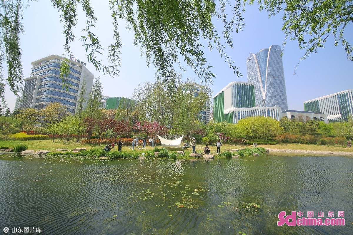 <br/>　　2022年4月21日，市民在山东省青岛市李沧区李村河公园亲近大自然，欣赏春日美景。张鹰 摄<br/>