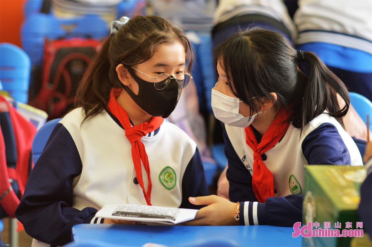 <br/>​A reading festival of classical literature was held on April 20 in a primary school in Qingdao to celebrate the upcoming World Book Day (April 23). Various activities including quizzes and making character cards were held to stimulate children&rsquo;s interest in reading.