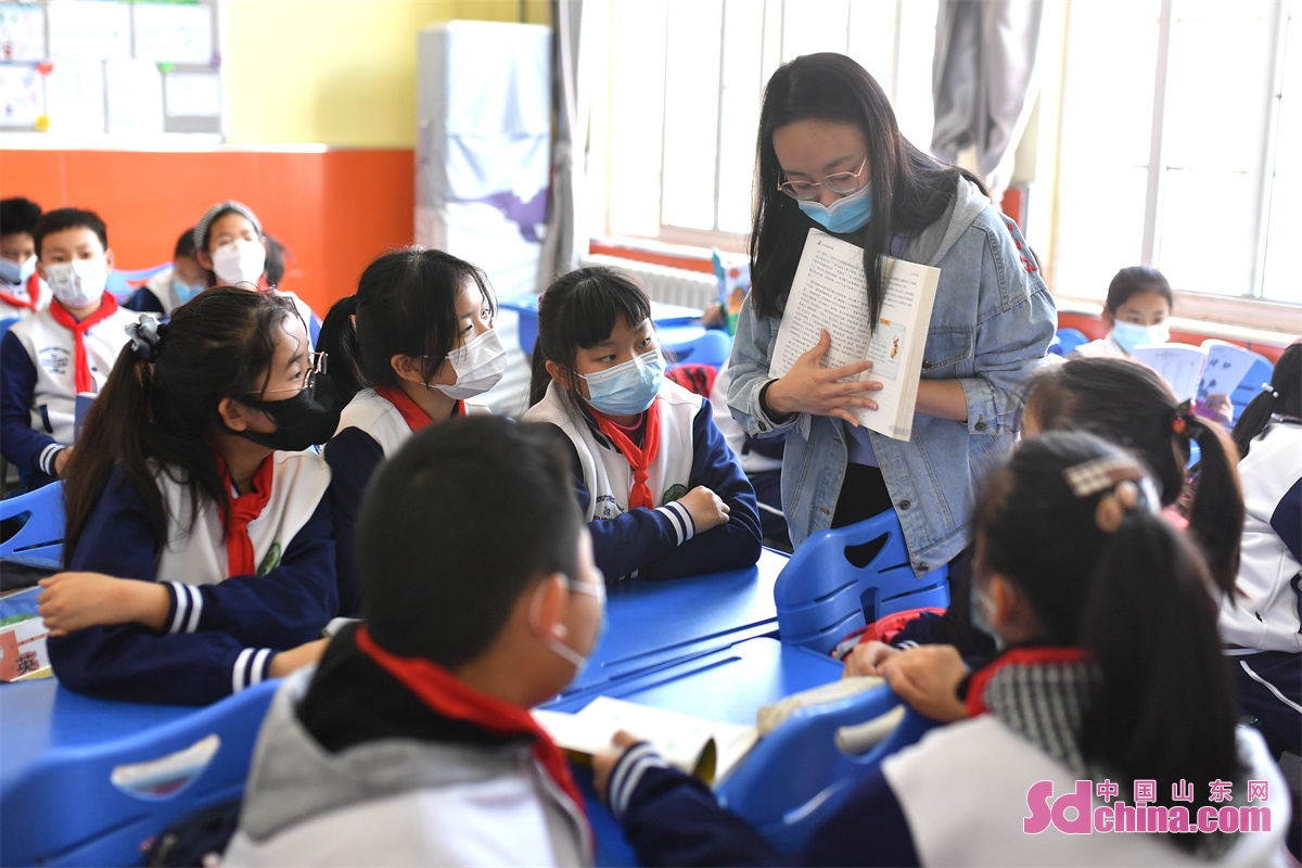<br/>​A reading festival of classical literature was held on April 20 in a primary school in Qingdao to celebrate the upcoming World Book Day (April 23). Various activities including quizzes and making character cards were held to stimulate children&rsquo;s interest in reading.<br/>