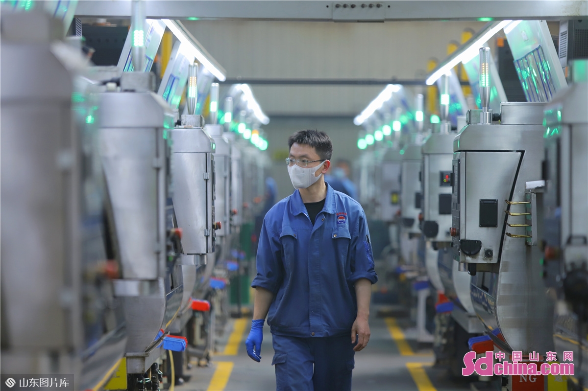 　<br/>　　2022年4月27日，技术工人在山东省青岛泰德汽车轴承股份有限公司轴承生产线巡检。张鹰 摄