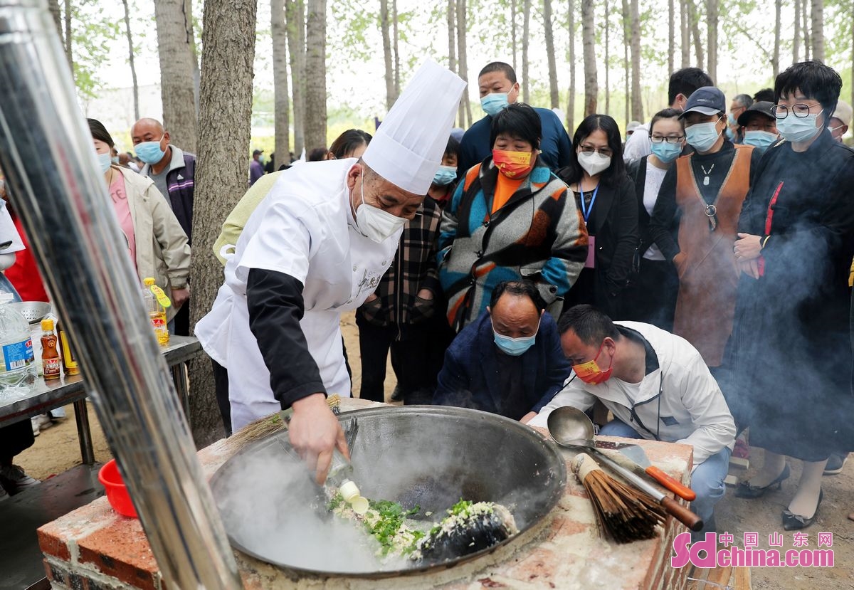 <br/>　　4月28日，当地群众在围观比赛选手烹制水库鱼。(张进刚  摄)<br/>　　