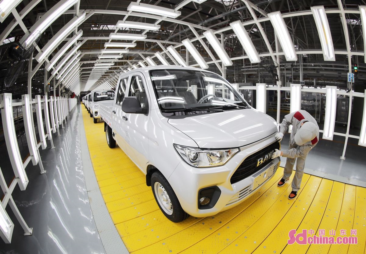 <br/>　　4月28日，在山东青岛莱西市姜山镇的北京汽车制造厂轻卡生产线上，工人在紧张有序的忙碌着。(张进刚  摄)<br/>　　