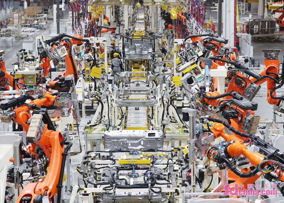 <br/>　　4月28日，在山东青岛莱西市姜山镇的北京汽车制造厂轻卡生产线上，机器人在灵活操作。（张进刚  摄）<br/>　　