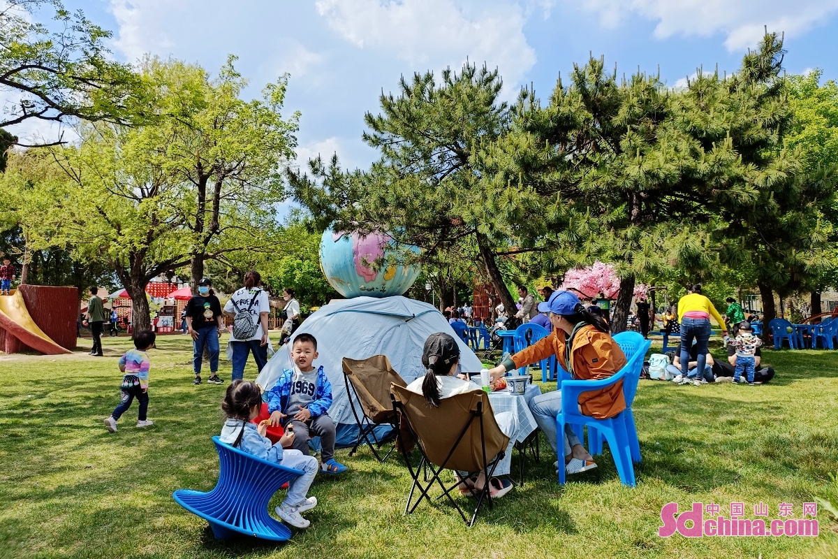 Tourists and citizens enjoy the weekend in the mountainous area of Jinan, E China&rsquo;s Shandong province. The fragrant locust trees are flowering against the blue sky and white clouds, making the area a paradise for kids.<br/>
