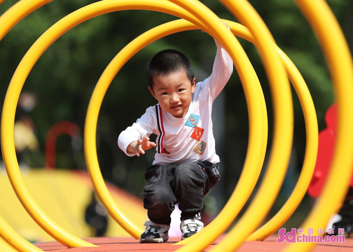 <br/>　　5月15日，小朋友在山东省青岛市即墨区一处&ldquo;口袋&rdquo;公园玩耍。(张进刚 摄) 