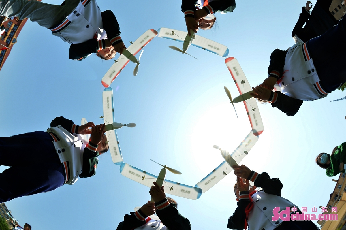 <br/>　　在山东省青岛市延安二路小学开展的&ldquo;校园科普周&rdquo;活动上，学生们用橡筋动力飞机摆出造型，放飞梦想。<br/>