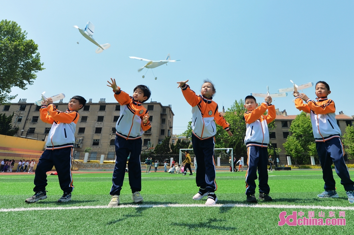 <br/>　　在山东省青岛市延安二路小学开展的&ldquo;校园科普周&rdquo;活动上，学生们在操场上放飞橡筋动力飞机。