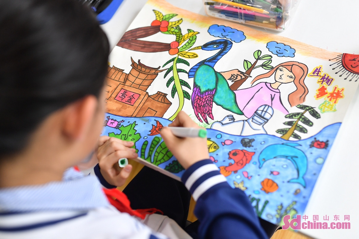 <br/>　　在山东省青岛市长阳路小学开展的&ldquo;保护生物多样性&rdquo;主题手工活动上，一名学生在绘制生物多样性画作。<br/>