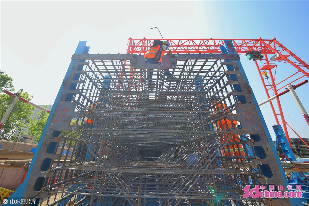 <br/>　　2022年5月3日，在山东青岛海尔路-银川路立交工程预制厂内，工人正进行钢筋捆扎。张鹰 摄<br/>