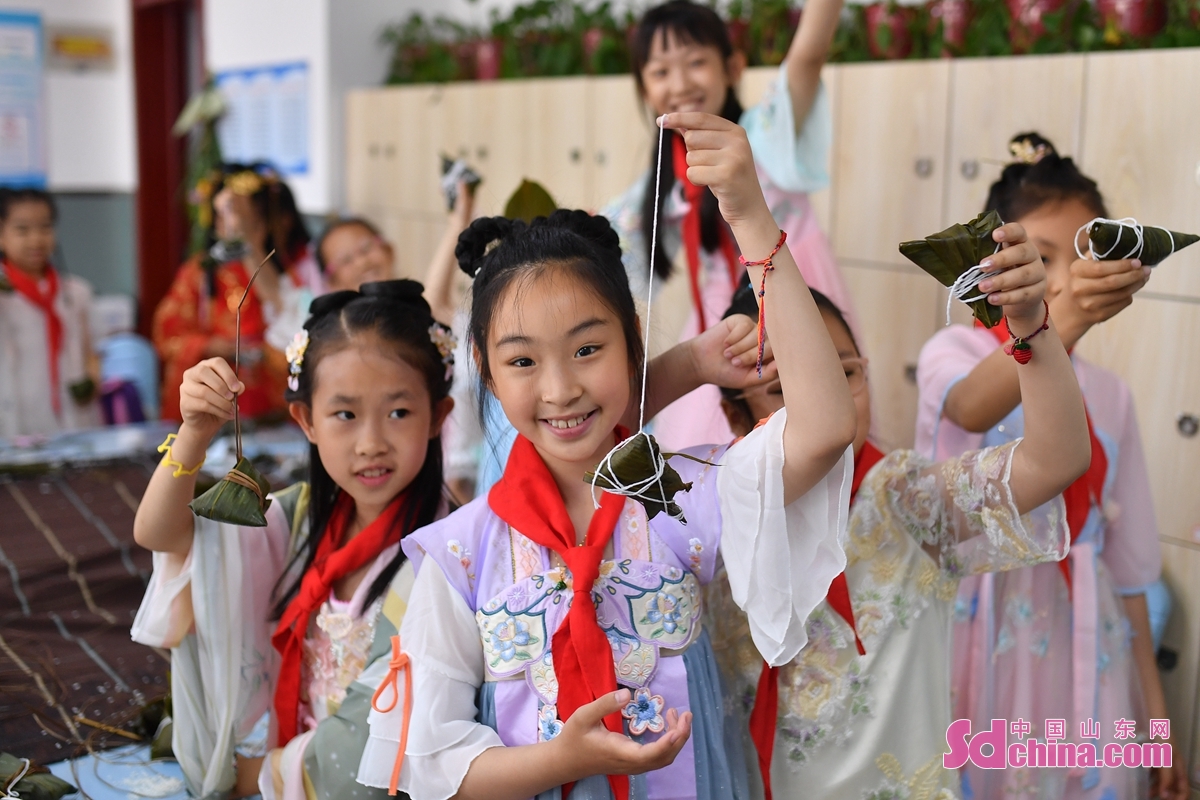 <br/>　　在青岛市桦川路小学开展的&ldquo;多彩民俗迎端午&rdquo;主题活动上，学生们展示自己包的粽子。<br/>